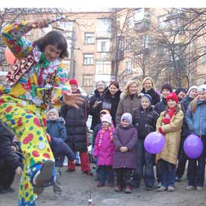 Развлечение для жильцов на акции от депутатов и Громадського актива Киева в защиту своих домовых территорий