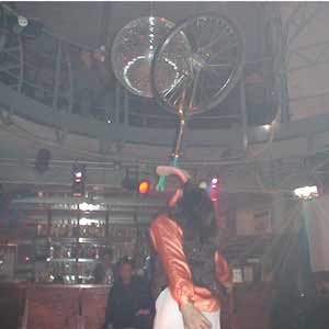 Выступление циркового номера "Моноцикл" в ночном развлекательном клубе