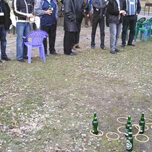 Клоун проводит загородный форум Киевской фирмы с Московскими коллегами, бросание колец на бутылки пива-призы
