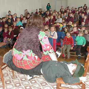 Сольное представление клоуна в школе, номер со стульями