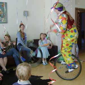 Клоун на моноцикле на детском дне рождении дома