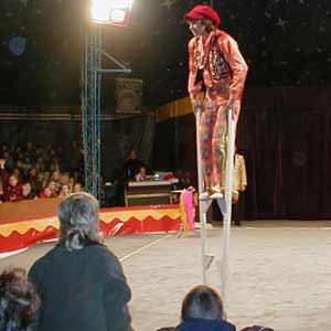 Клоун с репризой ходули на гастролях цирка шапито г. Черновцы