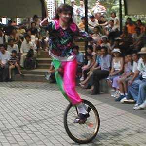 Клоун на моноцикле в парке отдыха Тайваня