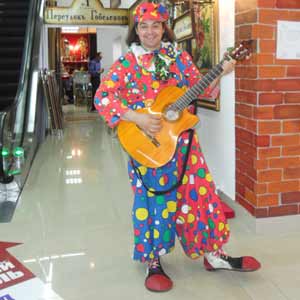 Клоун с гитарой и песней для настроения посетителей ТРЦ
