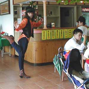 Развлечения клоуна в кафе парка отдыха Тайваня.