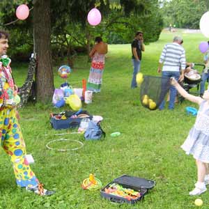 Родители решили провести праздник для своих малышей с клоуном в Ботаническом саду Киева