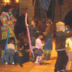 Клоун делает представление в ресторане для взрослых и интерактив для детишек.