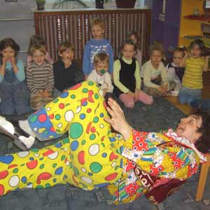 Представление клоуна для детей, прямо в их ней группе детского садика
