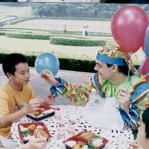 Новшество парка отдыха Тайваня, клоун развлекает посетителей