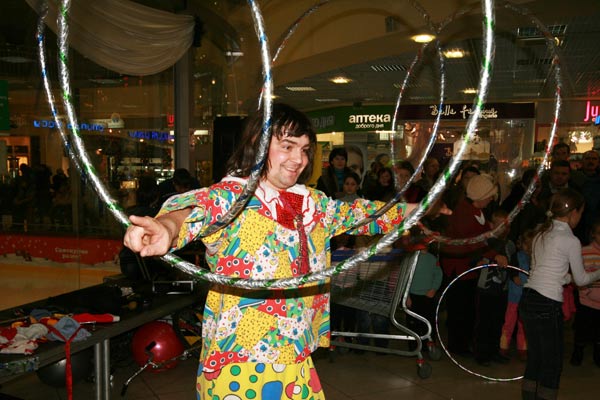 клоун крутит кольца на руках