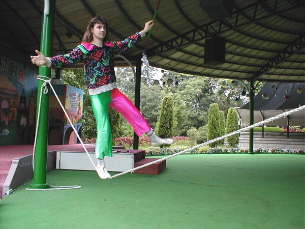 клоун на воьно натянутой проволке