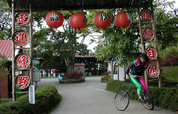 артист на моноцикле