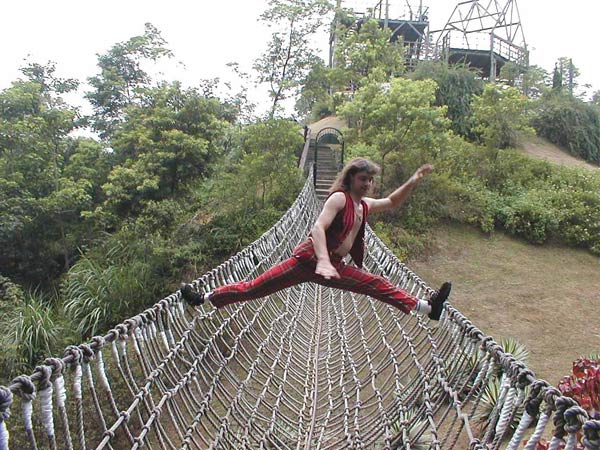 шпагат на вольно висячем канате