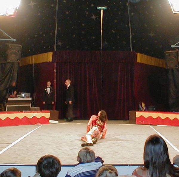 баланс на голове на арене