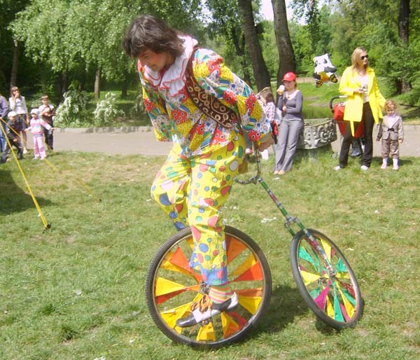 клоун на моноцикле
