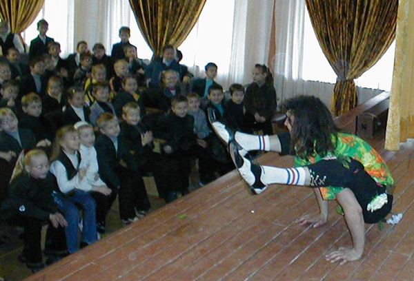 клоун на сцене в школе