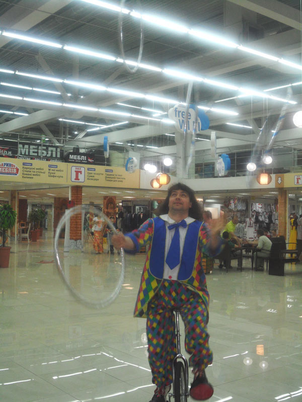 клоун и моноцикл