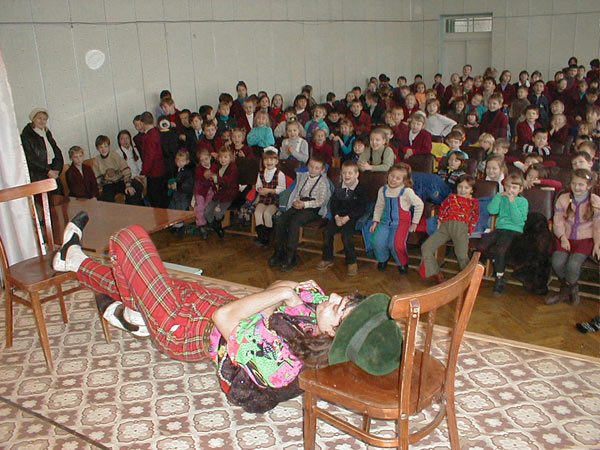 клоун в актовом зале школы