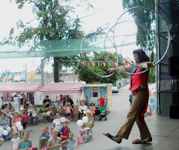 клоун в торговом центре жонглирует