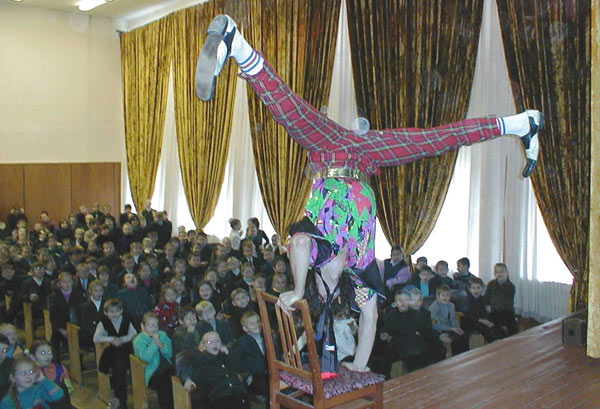 клоун на стулях