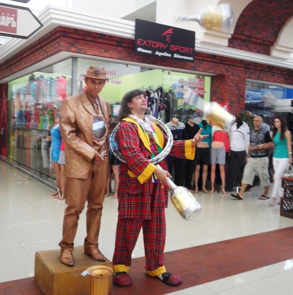 мим памятник и клоун с булавамии