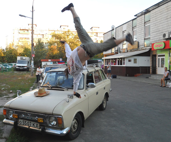 стойка на автомобиле на руках