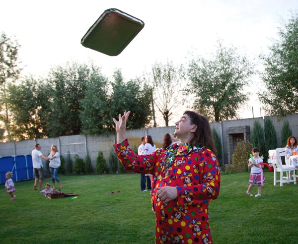 поднос крутится на одном пальце