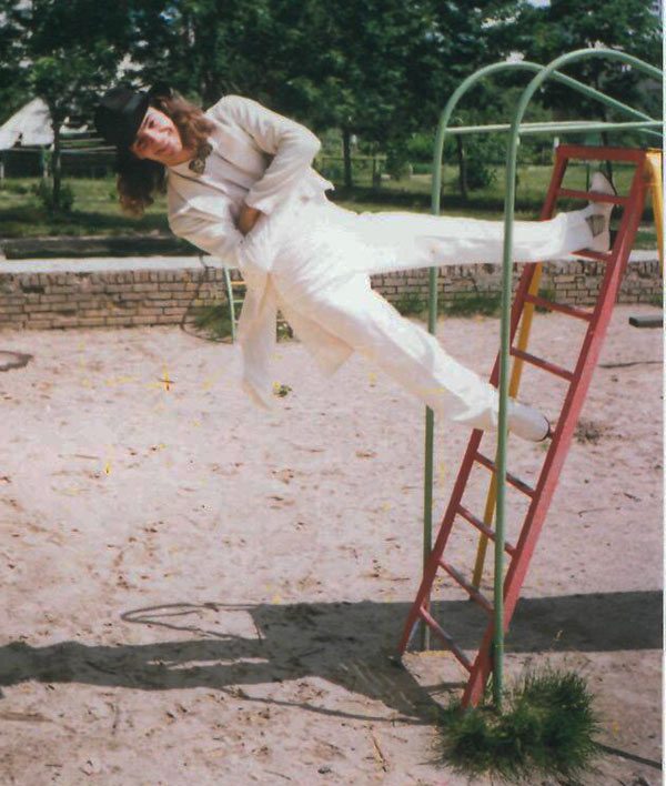 в белом фраке на лестнице