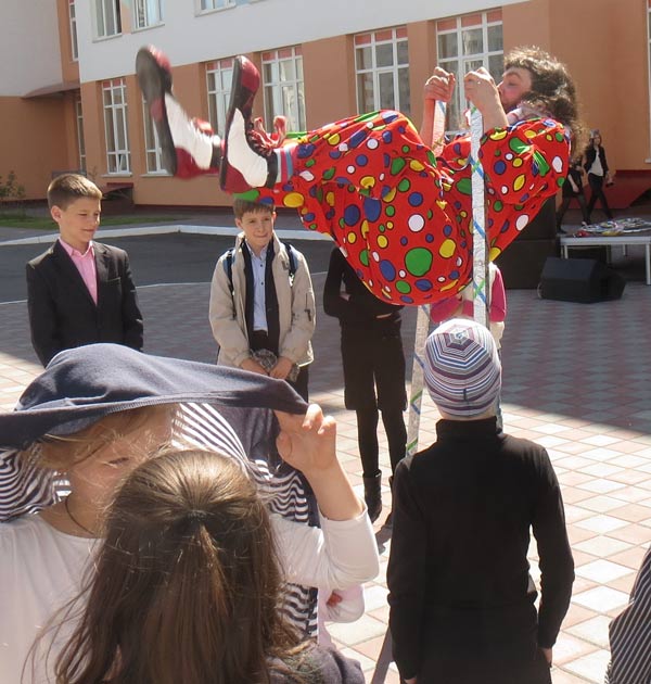 клоун на ходулях в школе