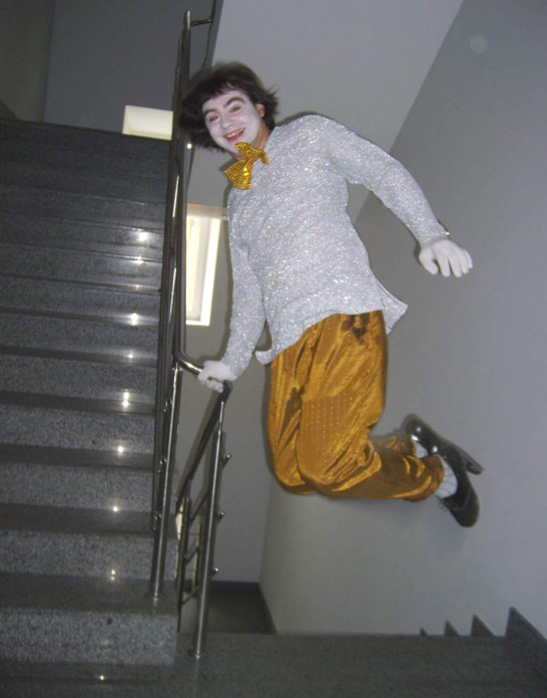 мим в прыжке