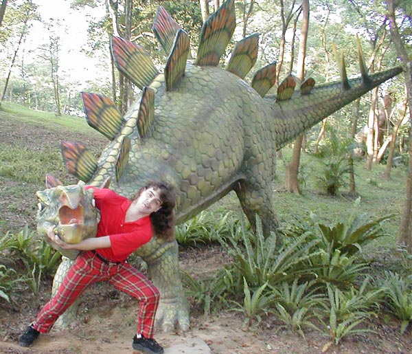 клоун с динозавром