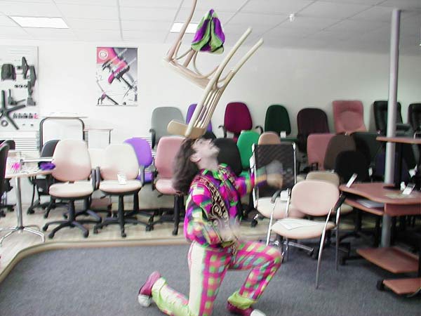 баланс стула на голове клоуна