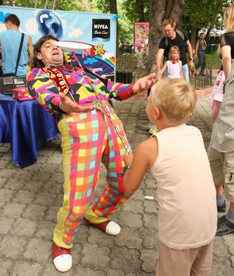 клоун с детьми на акции