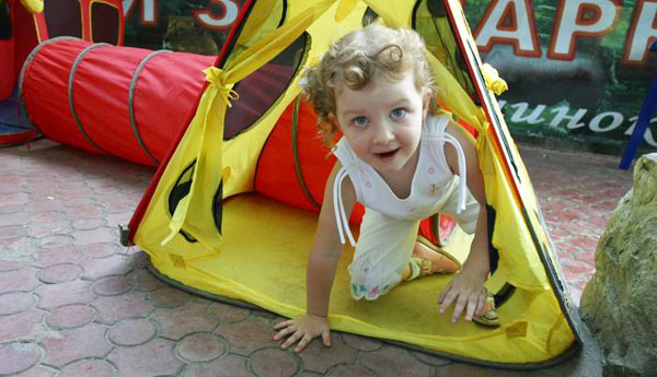 ребенок в клоунской палатке