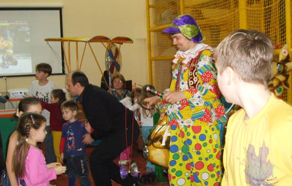 дети играют с клоунном в трц