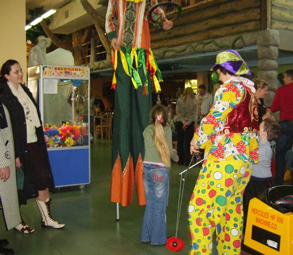 дети жонглируют с клоуном
