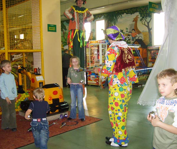 дети смотрят на клоуна