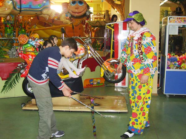 клоун учит детей жонглировать
