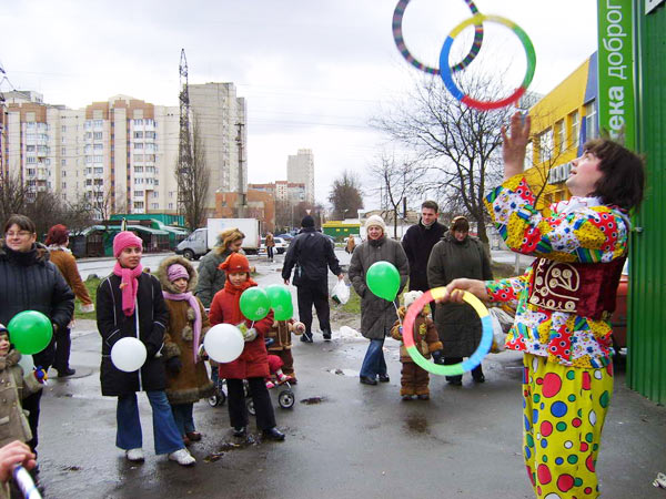 клоун жонглер на улице