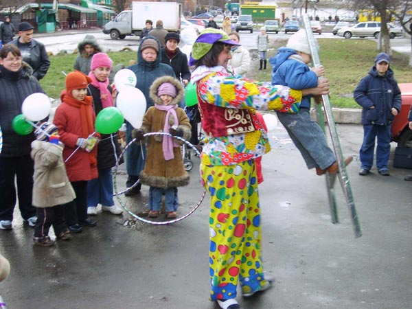 цирковой клоун на улицах киева