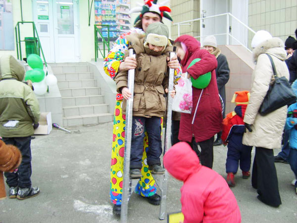 дети играют с цирковым клоуном