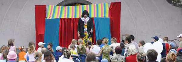 цирковое выступление на сцене