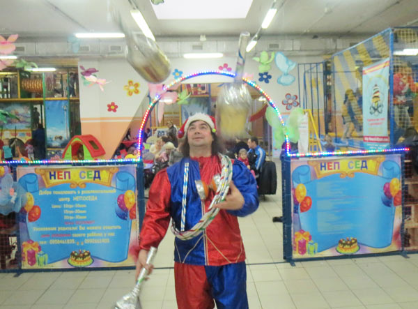 клоун жонглирует огромными булавами
