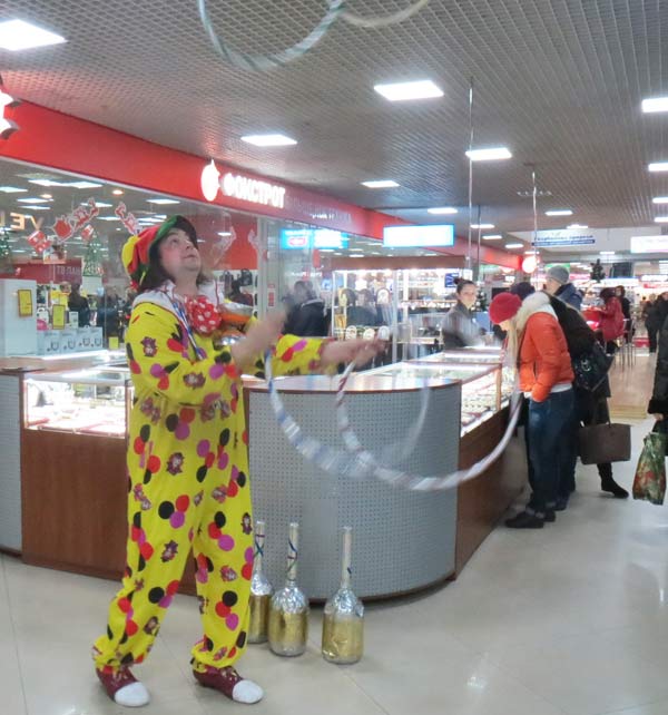 жонглер в торговом центре