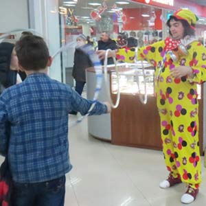 клоун играет с детьми