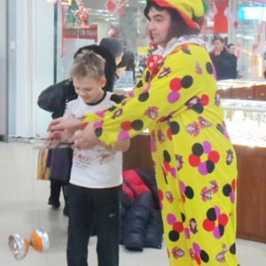 клоун учит детей