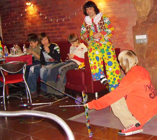 дети учатся жонглировать у клоуна