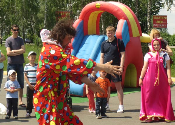 клоун играет с посетителями