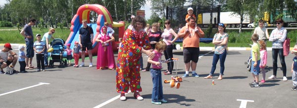клоун жонглирует и обучает посетителей