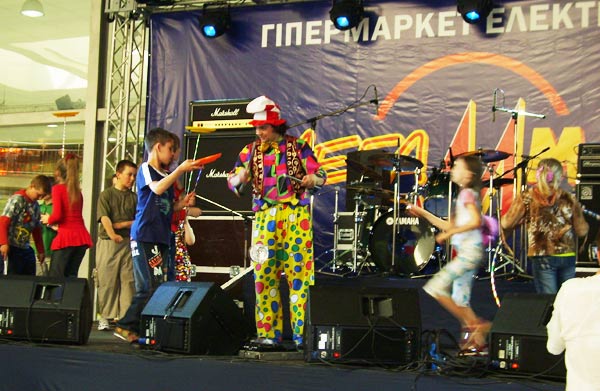 клоун вызывает детей на сцену